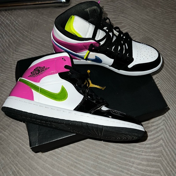 Air Jordan 1 Mid SE “Voltage” - Picture 3 of 6